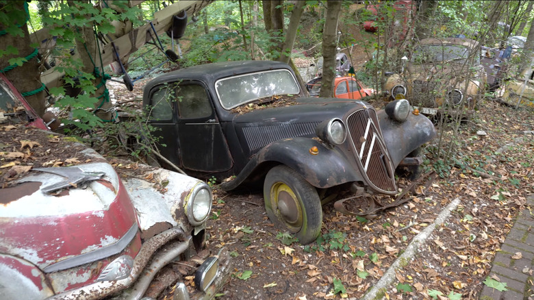 A Citroen Traction Avant in black in Fröhlich's car graveyard