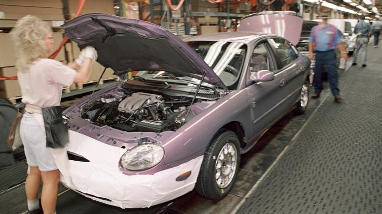 Ford Atlanta plant assembly line showing lilac Ford Taurus