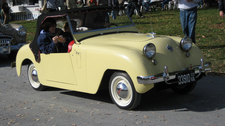 Front 3/4 view of Crosley Hotshot
