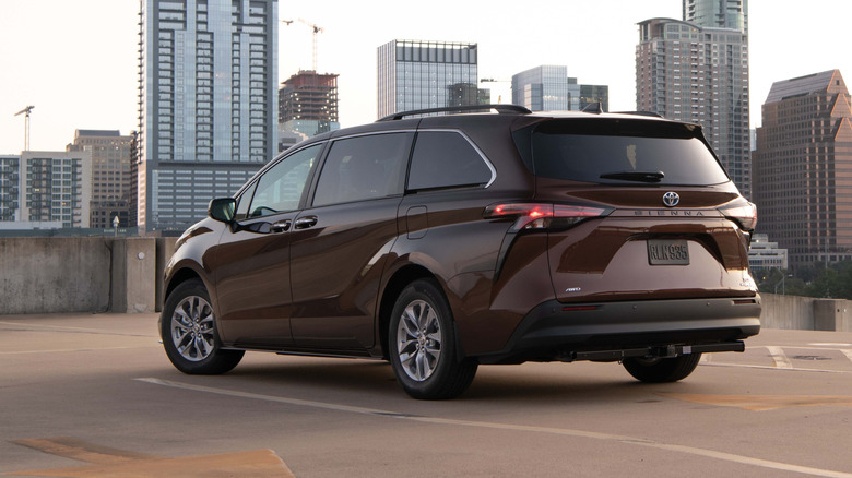 Rear 3/4 view of 2022 Toyota Sienna