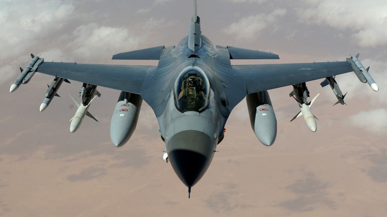 A F-16 Fighting Falcon flying over the Iraqi desert