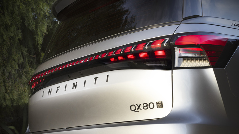 2025 Infinit QX80, close-up of rear taillight bar