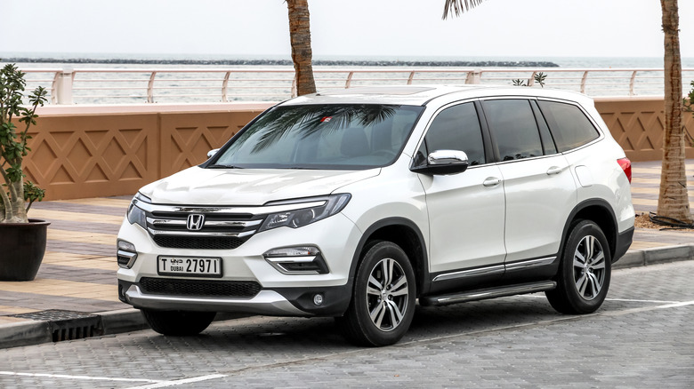 A white 2018 Honda Pilot basks under the sun