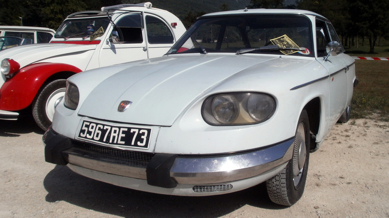 Panhard 24 BT parked front end