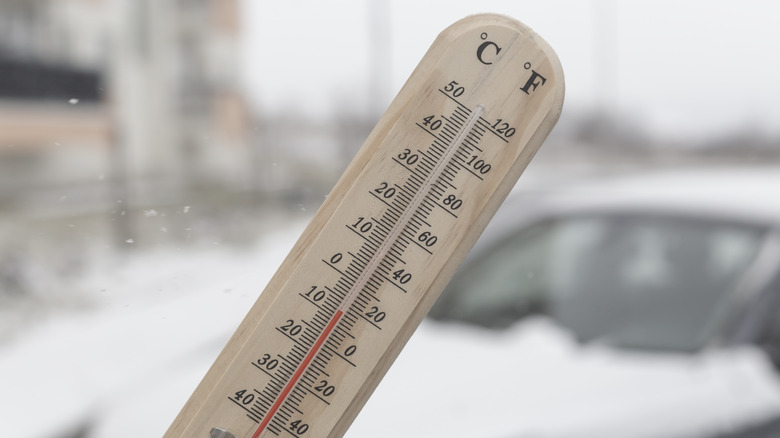 Thermometer reading freezing below zero temperatures