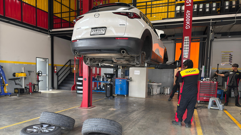 Full access to a car from underneath via a lift