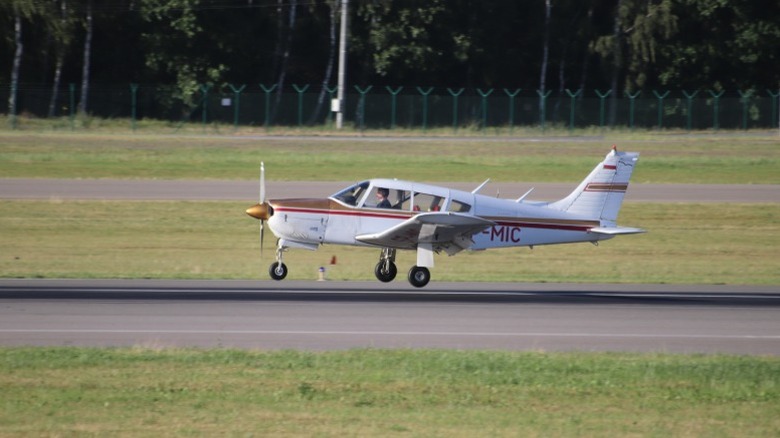 Piper PA-28 Cherokee landing