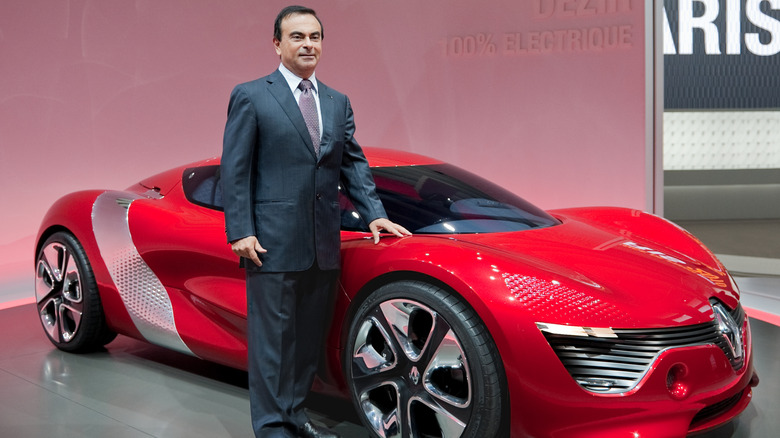 Carlos Ghosn presenting Renault DeZir concept, front-right three-quarter view