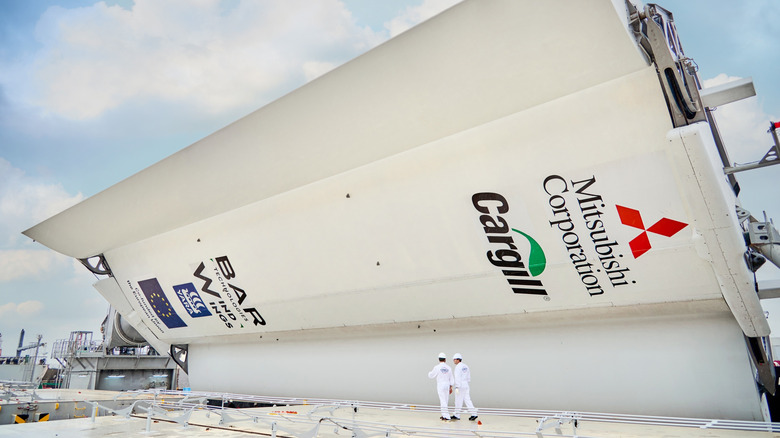 Two dock workers next to a WindWing
