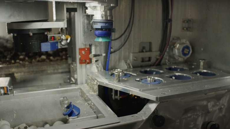 The 4AG mushroom picking robot in the process of replacing it suction cup.