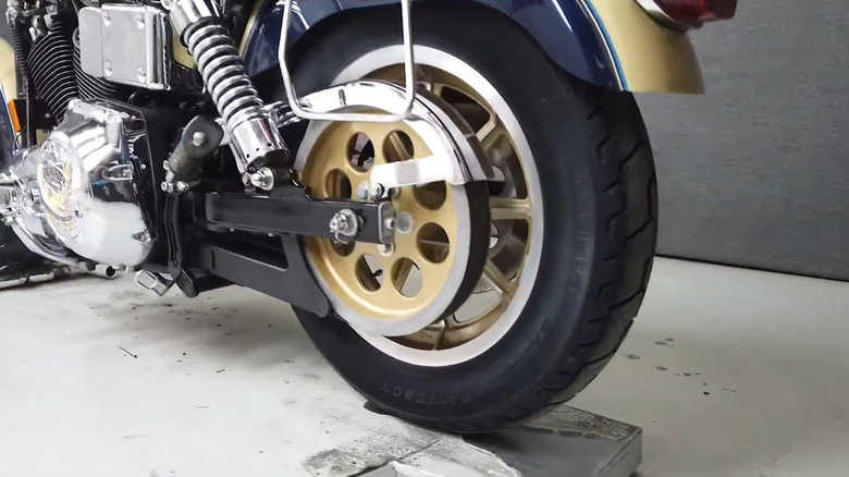 Close-up of the FXDB Daytona Dyna Glide's rear tire