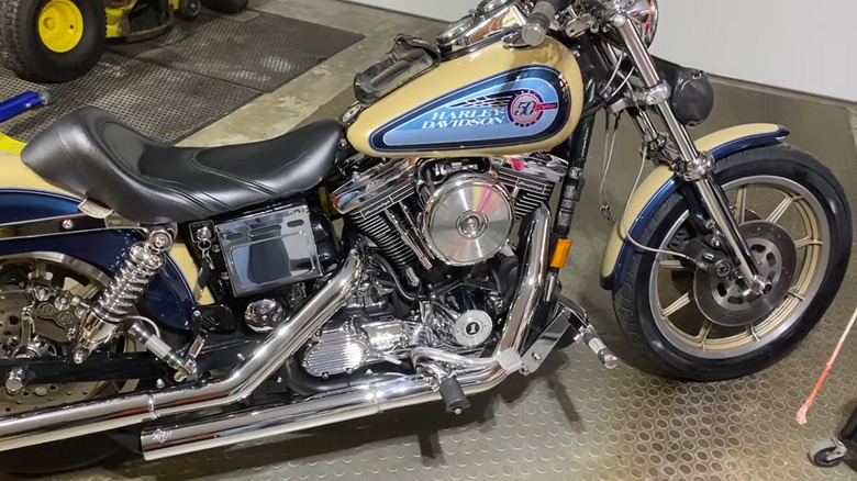 Close up of the FXDB Daytona showing chrome parts and its two-tone colors