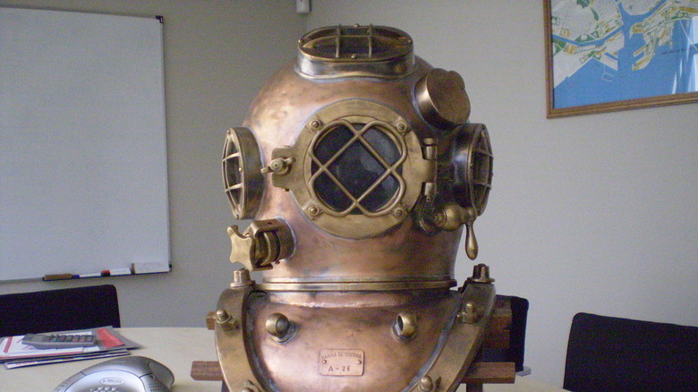 Diving helmet