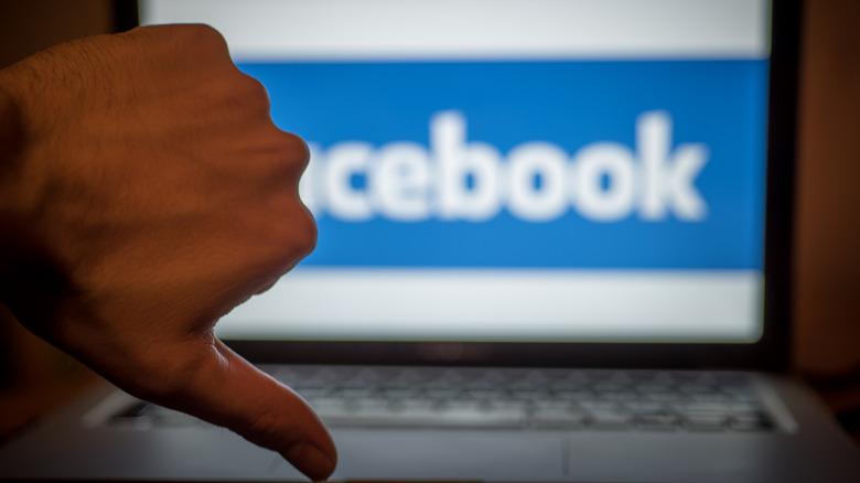 Man thumbs down facebook