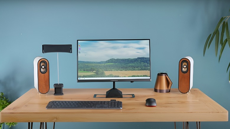 Desk setup powered wirelessly