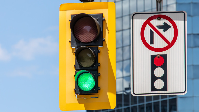 A sign next to a traffic light indicating that no right turns on red are allowed
