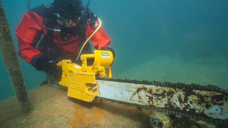 Underwater chainsaw cutting metal 