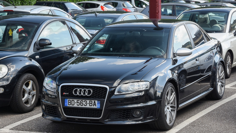 Front shot of a black Audi RS4 B7