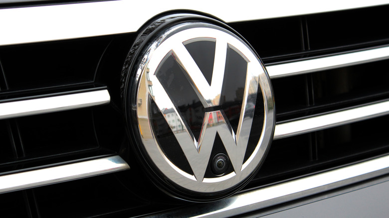 Volkswagen Passat Alltrack logo with camera on radiator grille