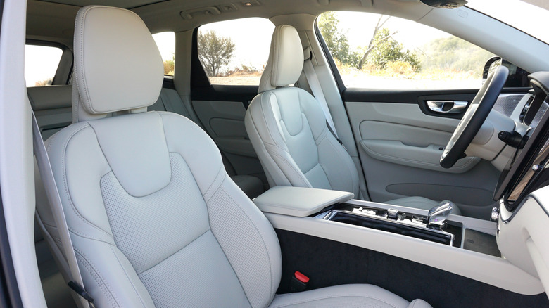 2026 Volvo XC60 B5 front seats