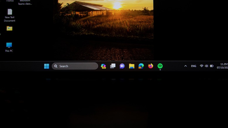 Windows 11 taskbar centered