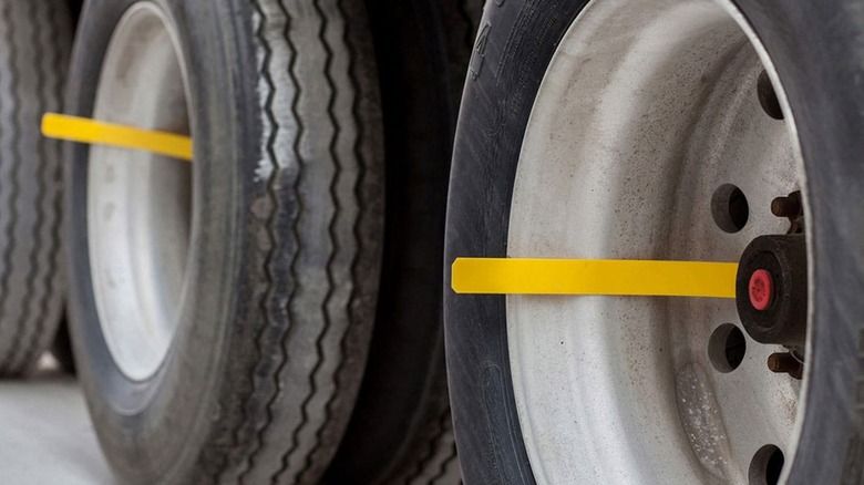 Skiddd wheel indicators on truck wheels
