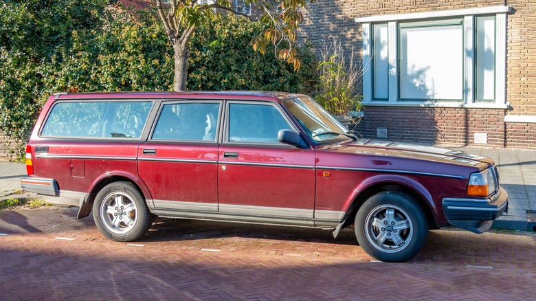 Volvo 240 with rubber strip along the side panels and doors