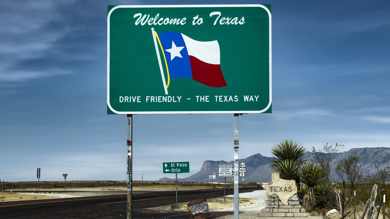 Sign welcoming drivers to Texas