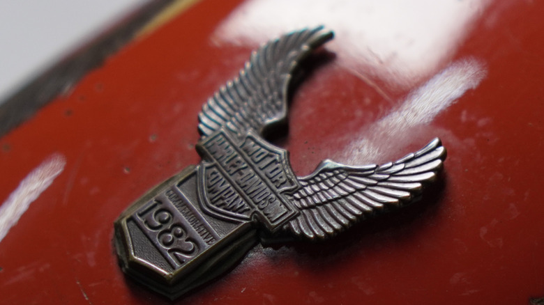A Harley-Davidson logo from 1982 on an unidentified bike