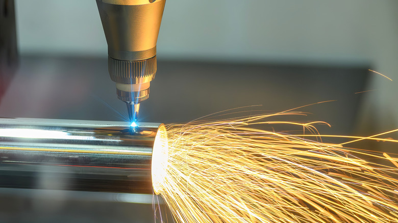 Laser cutting machine cutting metal tube