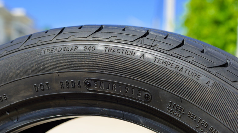 Tire markings that contribue to UTQG
