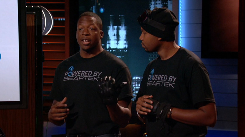 Willie talking next to Tarik on Shark Tank