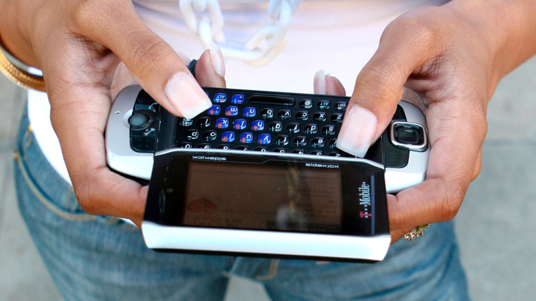 A person using a T-Mobile Sidekick 3