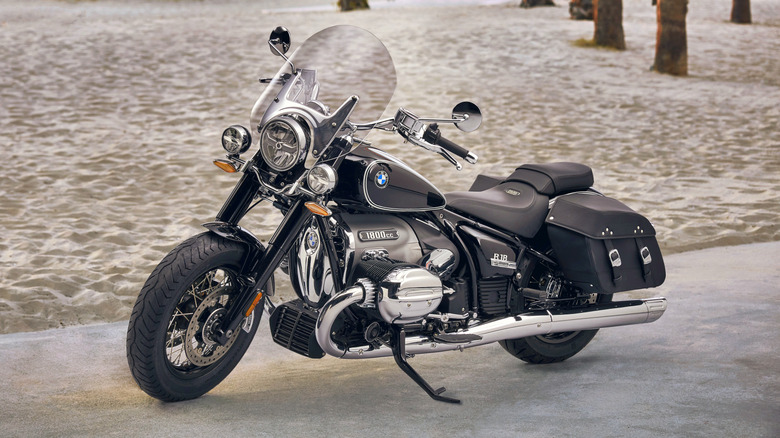 Front 3/4 view of the BMW R 18 next to a sandy area