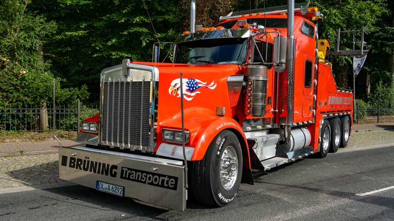 W900 Kenworth towtruck in orange color