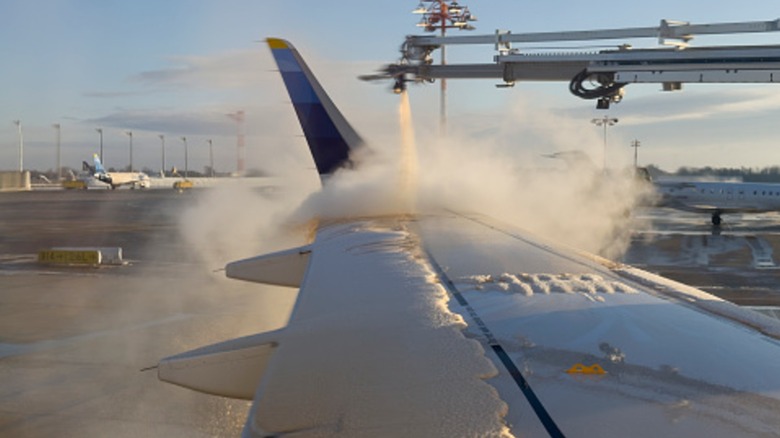 Anti-icing and de-icing fluid on jet wing