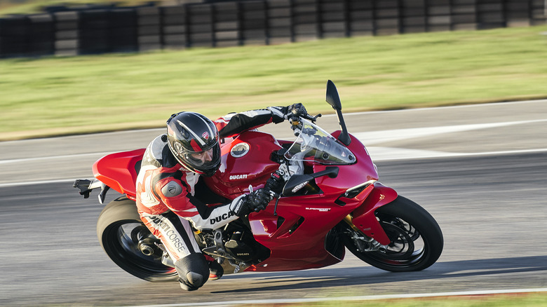 Bike rider leaning Ducati Supersport 950 on the curve