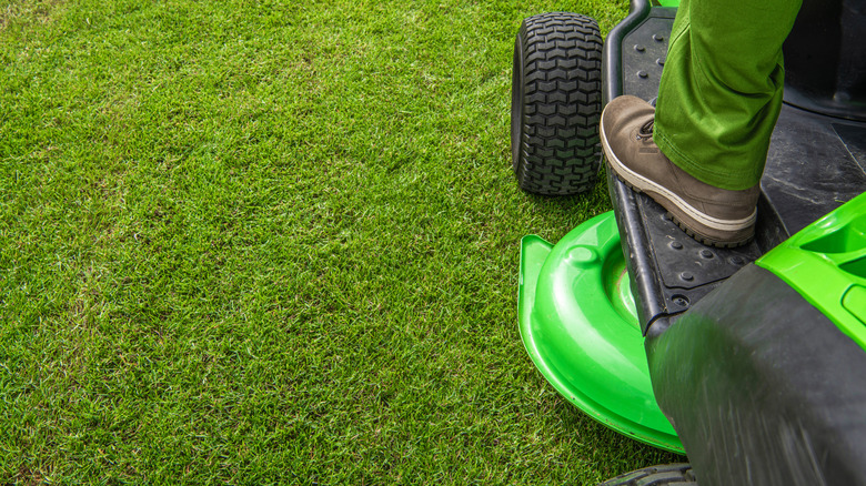 Riding lawn mower with focus on mower deck