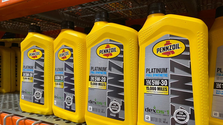 Bottles of fully synthetic Pennzoil Platinum motor oil on a shelf