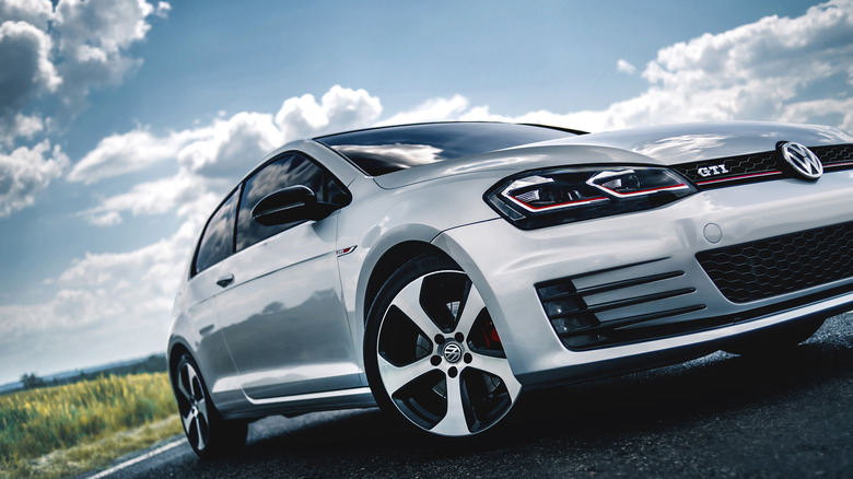 Volkswagen Golf GTI passenger side