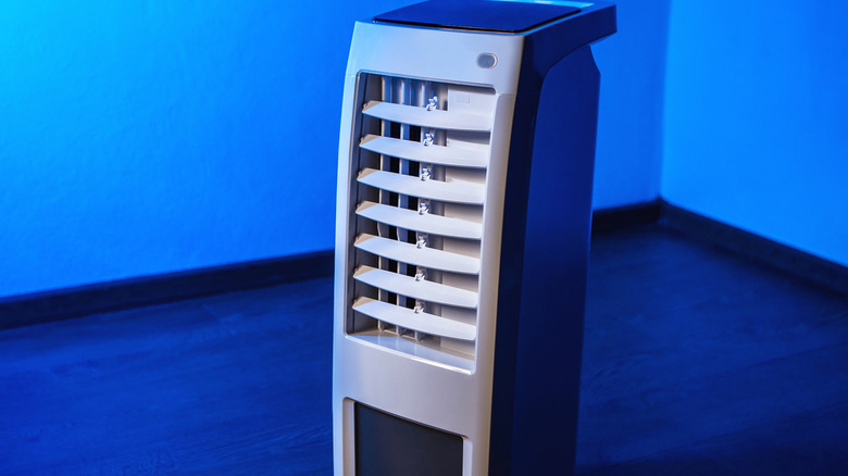 A portable evaporative cooler in a blue room