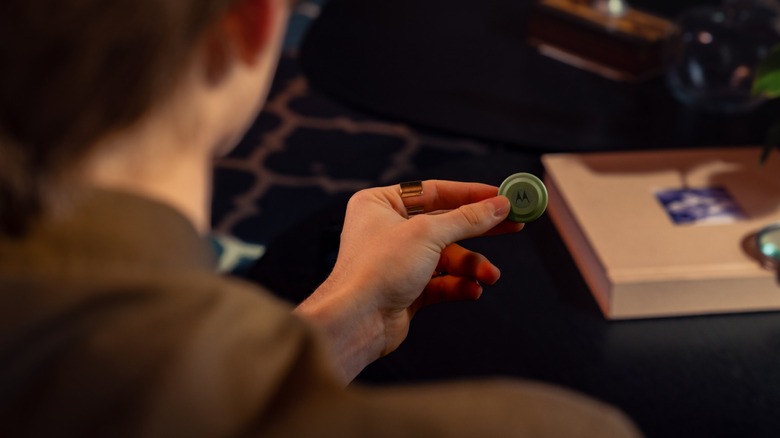 Person holding a Motorola Moto Tag