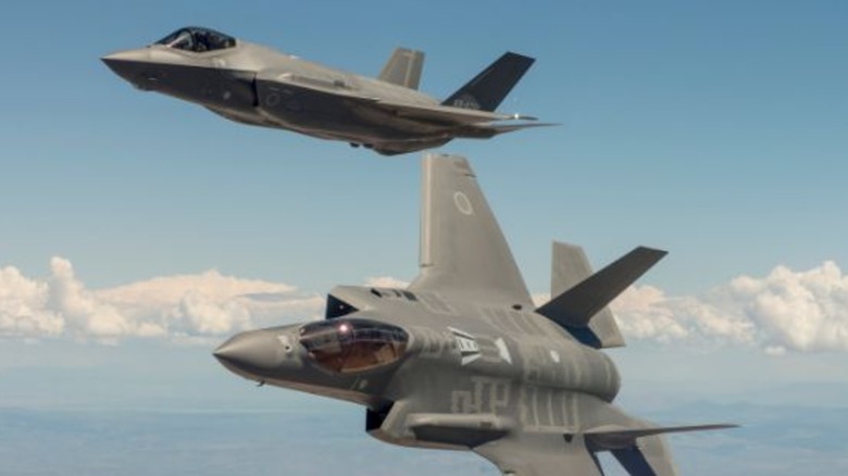 f-35 japan jet tandem flight sky