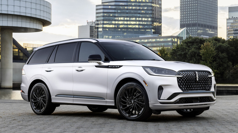 2025 Lincoln Aviator in city setting