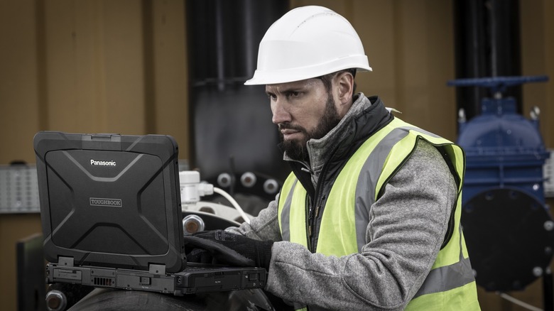 Construction worker using Panasonic Toughbook at work