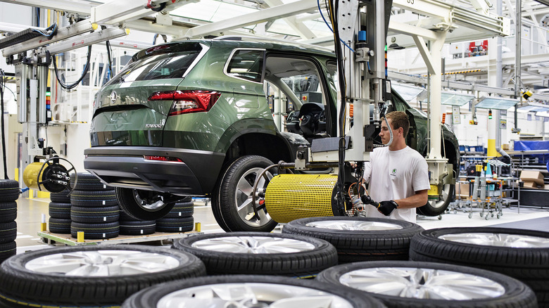 Škoda Karoq being assembled at Kvasiny plant, right-side view with no doors attached