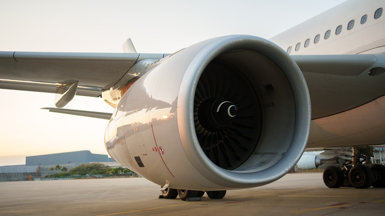 Turbofan engine mounted beneath a commercial jet wing