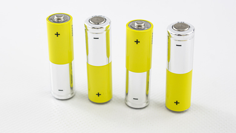 1.5 volt batteries for small electronics without cable supply