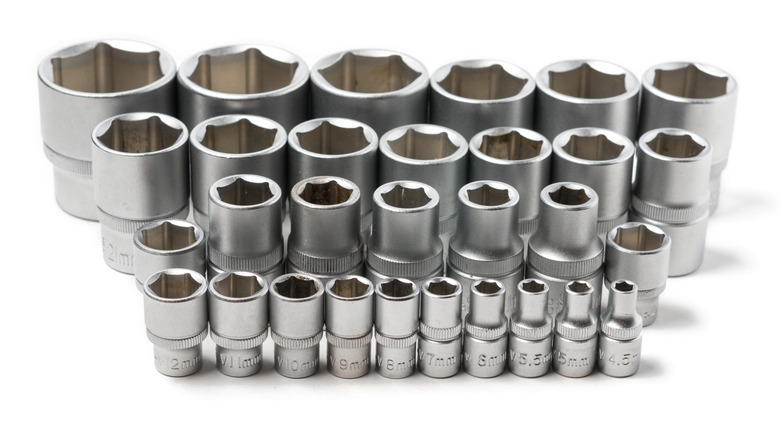 Power nut socket set for ratcheting wrench arranged in a row