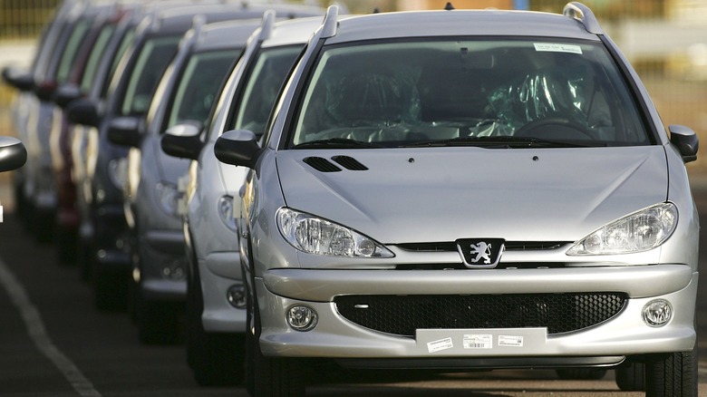 Peugeot 206 cars lined up